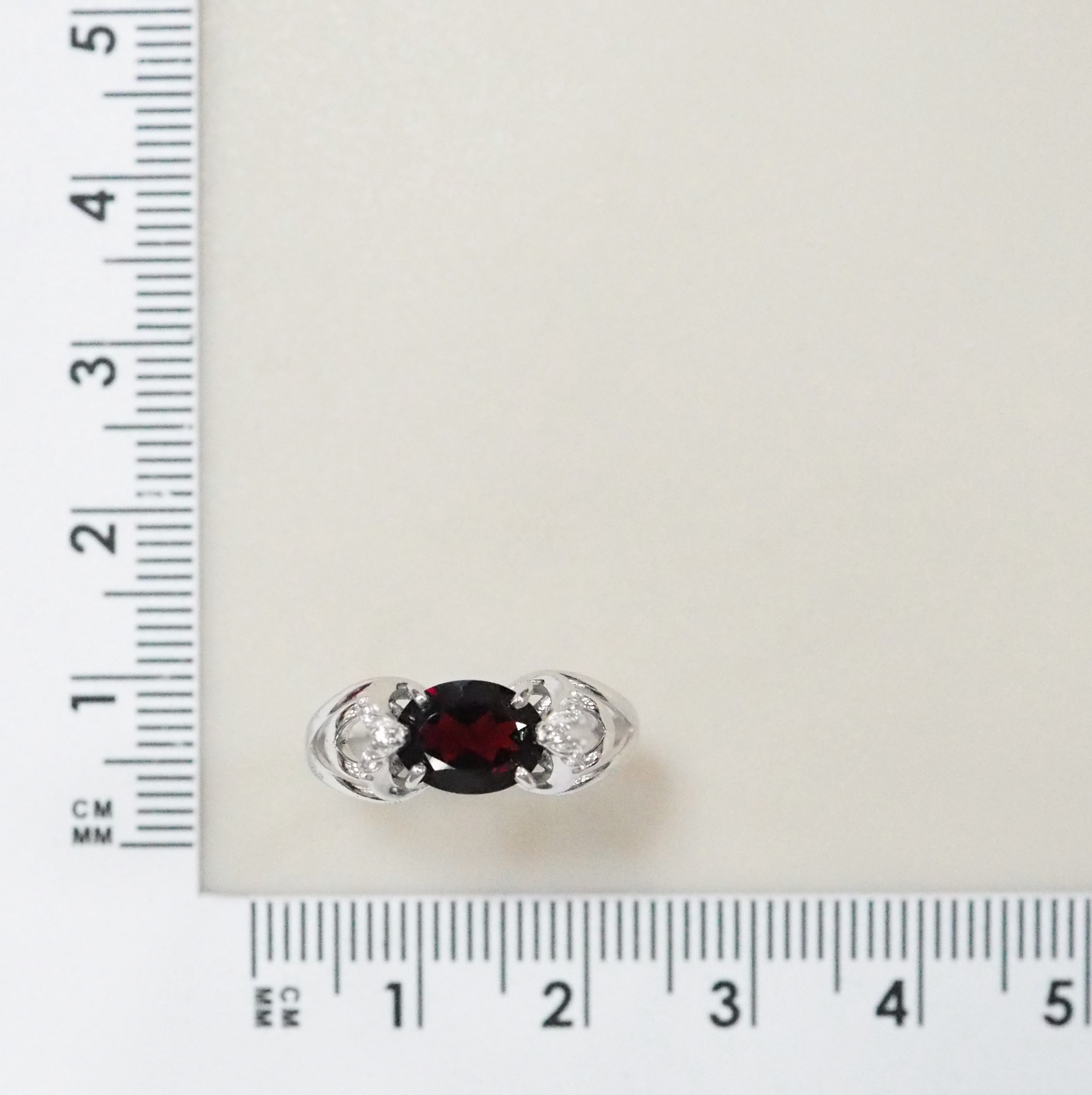 Серебряное кольцо 925 пробы; вставки 1 Гранат,6 Фианит бесцв.;